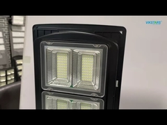 Wszystko w jednym słonecznym świetle dziedzińca ulicznego z czarną obudową